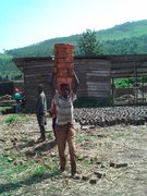 Kinderarbeit in traditionellen Ziegeleien bei Nyangezi