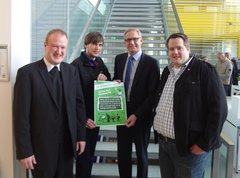 Sind gespannt, ob Unterstützung aus Berlin kommt. Jugendpfarrer Heiner Zumdohme, Vorsitzender des BDKJ-Vorstandes Matthias Körperich, MdB Franz-Josef Holzenkamp und Vorsitzender im KLJB-Vorstand Felix Klugmann.