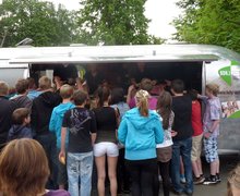 Riesen-Run auf leckere Brötchen. "Einfach hinfahren und Brötchen verschenken, Schülerinnen und Schülern etwas Gutes tun".