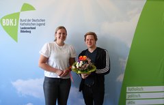 Gratulation des wiedergewählten stellvertretenden Vorsitzenden Johannes Roß (rechts) von der Vorsitzenden Sophia Möller (links); Fotografin: Marina Bahlmann