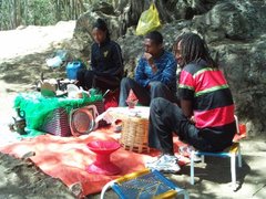 Teezeremonie hoch über Addis Abeba im Gebirge