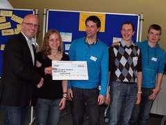 Projektwettbewerb »Rock Your School«: Vertreter der Siegergruppen mit dem Landesgeschäftsführer Jens Risse