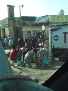 junge Schuhputzer am Werk in Addis Abeba junge Schuhputzer am Werk in Addis Abeba