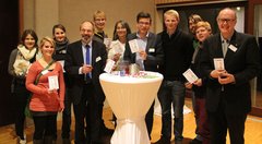 Bild: Verbandlerinnen und Verbandler zusammen mit (v. l.) Claus-Peter Poppe (SPD), Jan Wienken (Die Grünen), Kreszentia Flauger (Die Linke), Björn Försterling (FDP), Helge Limburg (Die Grünen) und Dr. Stephan Siemer (CDU)