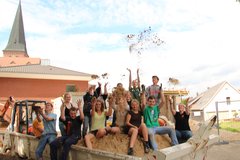 Bild 1: Gemeinschaftsaktion der Messdiener und Pfadfinder in Steinfeld. Bild 1: Gemeinschaftsaktion der Messdiener und Pfadfinder in Steinfeld.