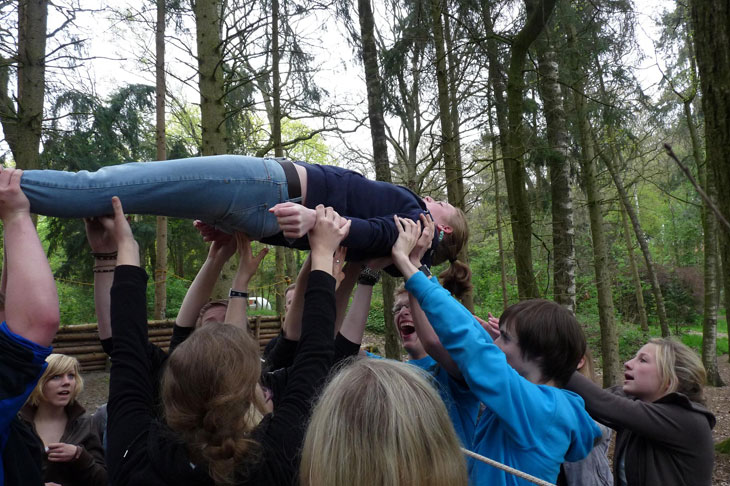 Gruppen verantwortungsvoll zu leiten kann man nicht nur theoretisch lernen. Bei den Gruppenleitergrundkursen des BDKJ wird Wissen vermittelt, es werden Fertigkeiten entwickelt und in vielen Einheiten wird die Praxis geübt.