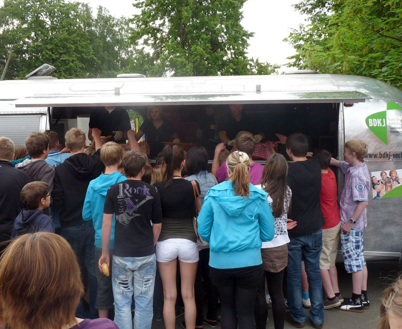 Riesen-Run auf leckere Brötchen. "Einfach hinfahren und Brötchen verschenken, Schülerinnen und Schülern etwas Gutes tun".