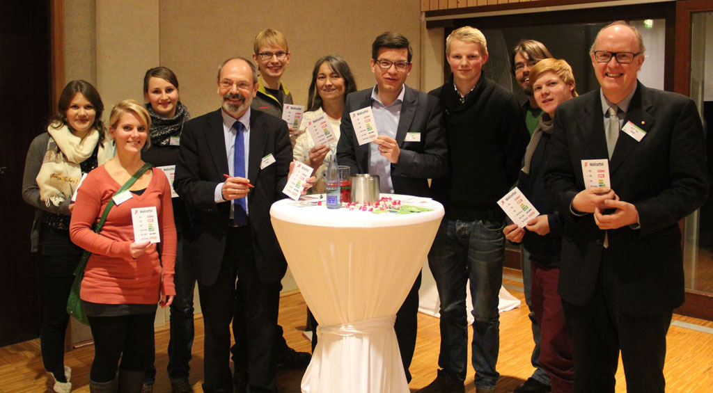 Bild: Verbandlerinnen und Verbandler zusammen mit (v. l.) Claus-Peter Poppe (SPD), Jan Wienken (Die Grünen), Kreszentia Flauger (Die Linke), Björn Försterling (FDP), Helge Limburg (Die Grünen) und Dr. Stephan Siemer (CDU)