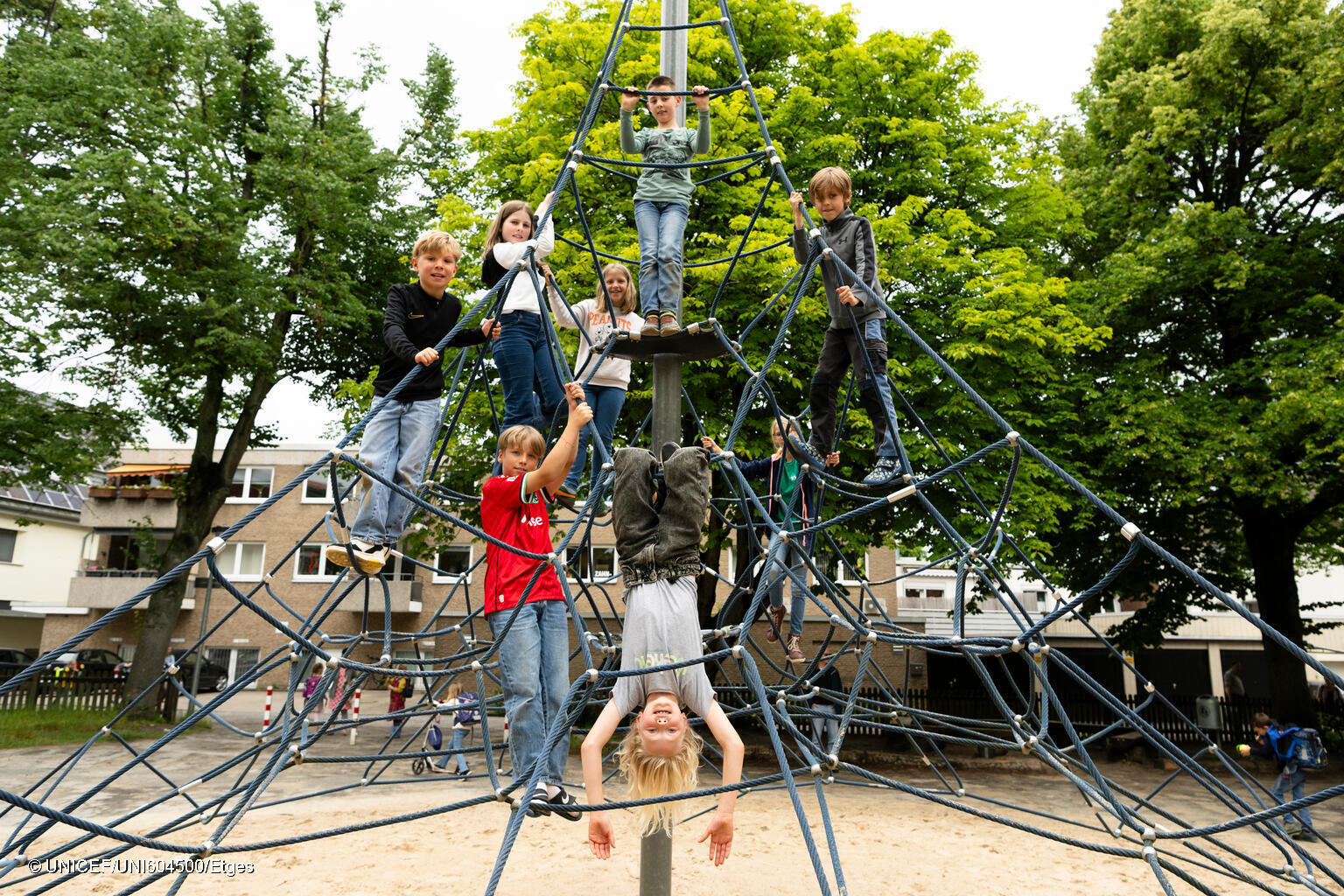 USE BY UNICEF/UN/MEDIA/PARTNERS ONLY FOR REPORTING ON CHILD RIGHTS SCHOOLS OR CHILDREN'S RIGHTS IN GERMANY. Wennigsen, 19 June 2024: Students playing outside in the schoolyard.