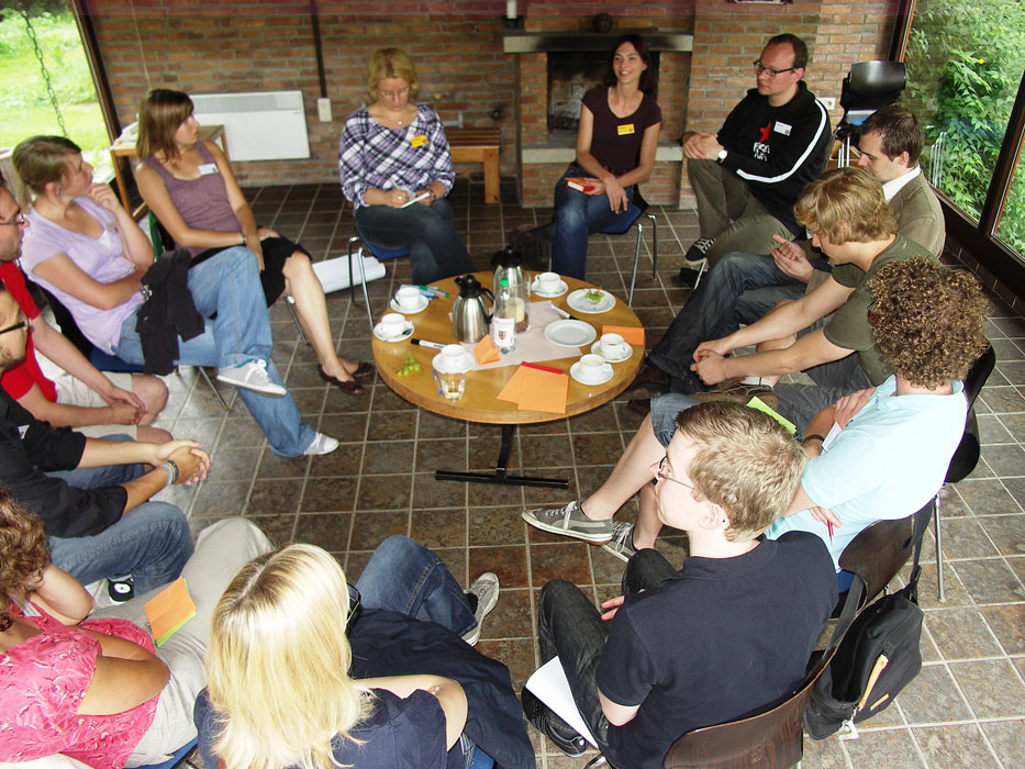 In kleinen Gruppen diskutierten die Teilnehmer mit den Kandidaten (hier mit Maren Kaminski, oben rechts im Bild)